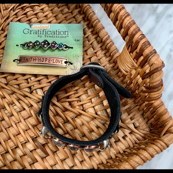 Handtooled leather wrist band - Picture 3 of 6